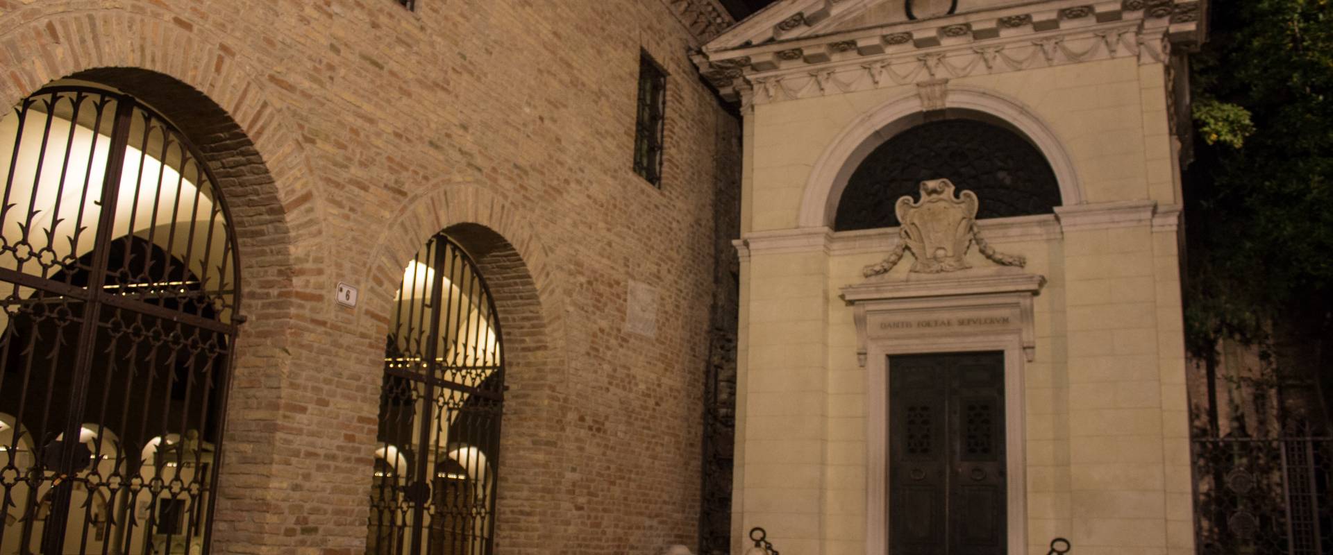 Tomba di Dante e ingresso a Chiostro Francescano foto di Matt.giocoliere